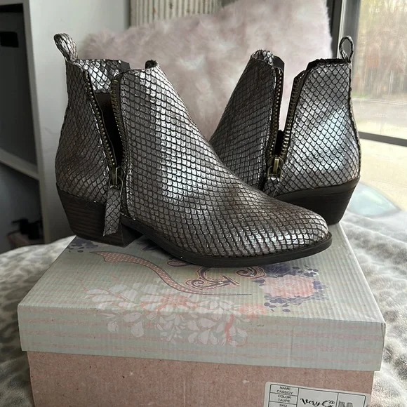 Very G Silver/Metallic Booties